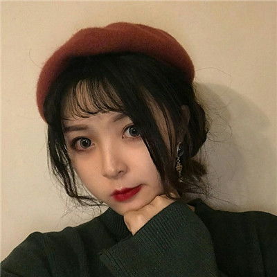 患者没挂上号 医生蹲在地上看CT片